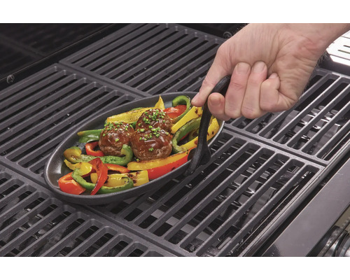 Grilovací rošt s talířem s masovými kuličkami a zeleninou a grilovacími kleštěmi