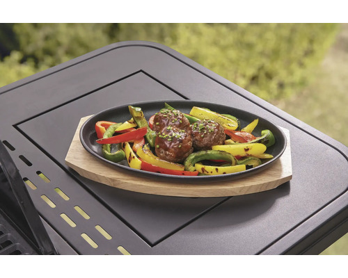 Maso kuličky s paprikou a cuketou na servírovacím talíři na grilu