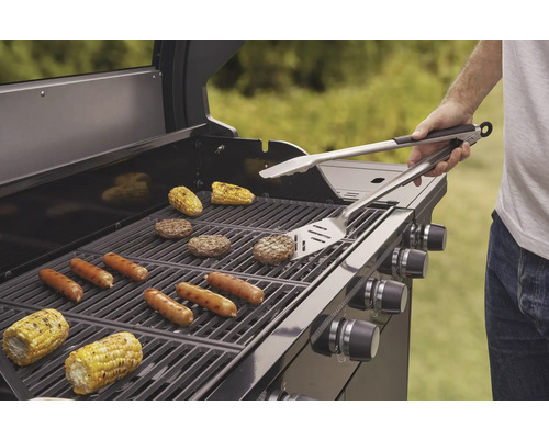 Gril s kukuřičnými klasy, klobásami a hamburgery venku