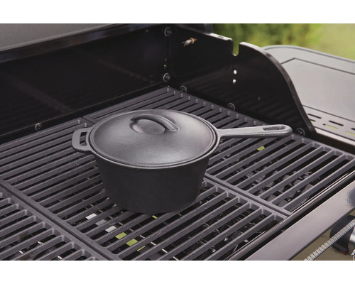 Litý hrnec s víkem na grilovací mřížce