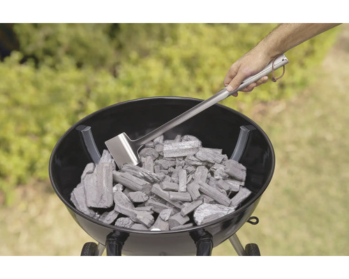 Gril s dřevěným uhlím a lopatkou na uhlí