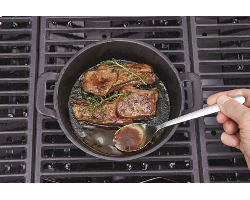 Dva steaky s rozmarýnem připravené v litinové pánvi na grilu