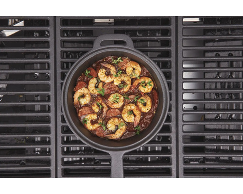 Litá pánev s krevetami a klobásou na grilu