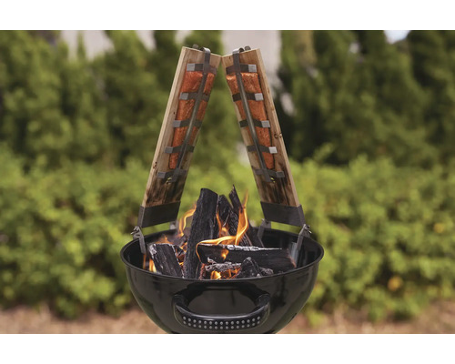 Losos na dřevěném prkénku nad grilem na dřevěné uhlí