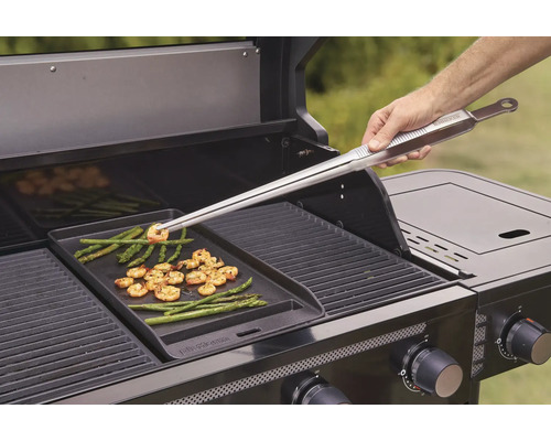 Gril s grilovací deskou, krevety, chřest a grilovací kleště