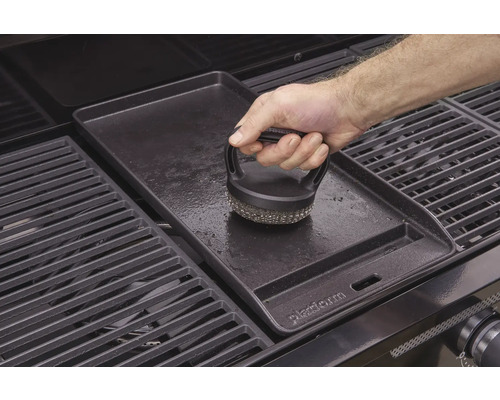 Grilovací deska se čistí grilovacím kartáčem.