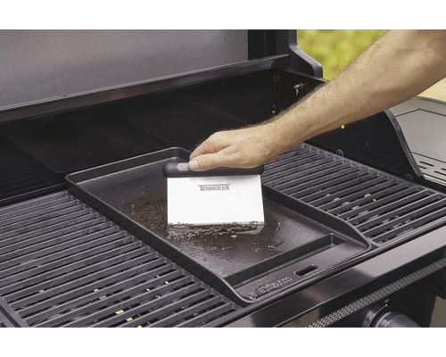 Čištění grilovací desky škrabkou značky Tenneker