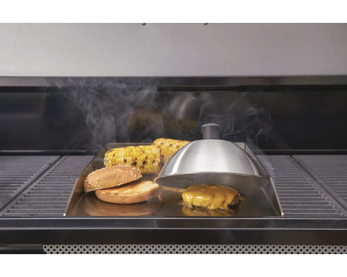 Grilovací scéna s hamburgerem, kukuřičnými klasy a grilovací poklicí na grilovací desce