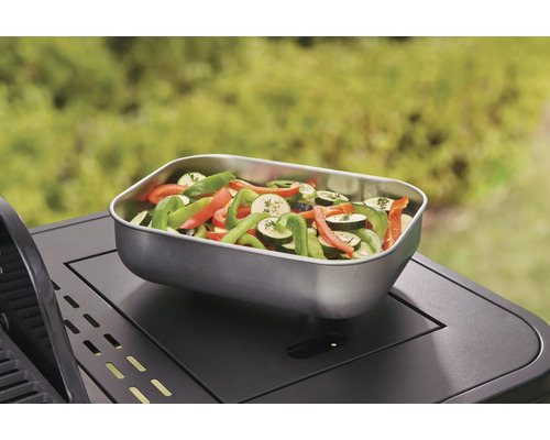 Zelenina v grilovací misce na grilu