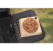 Pizza na dřevěném prkénku na grilovacím stole