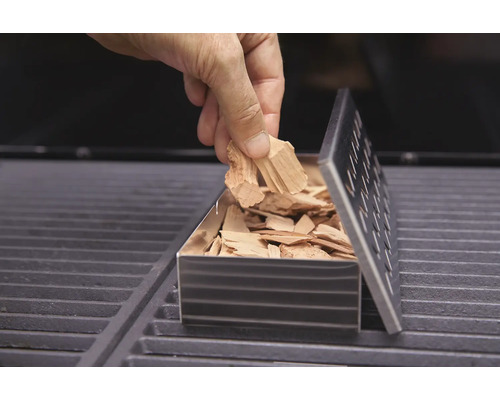 Plnění udicí krabice udicími lupínky na grilu