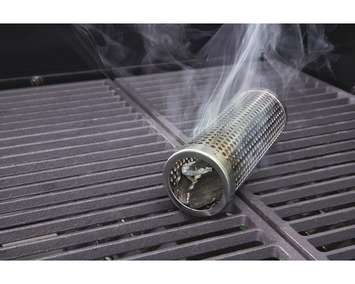 Nerezová udicí trubka na grilovací mřížce s kouřem