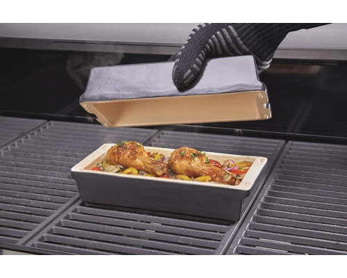 Gril s pekáčem a kuřecími stehny