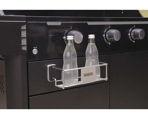 Detailní pohled na černý gril s držákem na láhve a dvě skleněné láhve