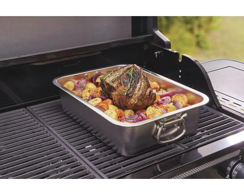 Pečeně s zeleninou v nerezové formě na grilu