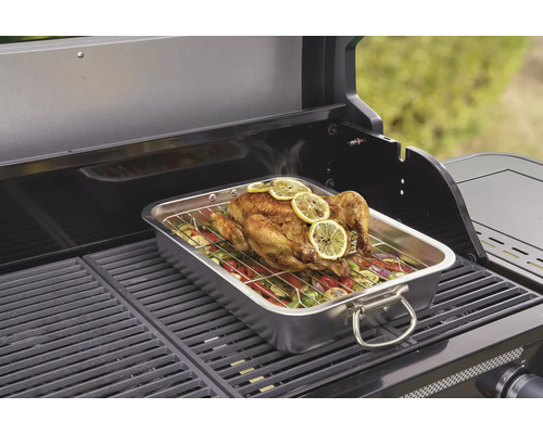 Grilované kuře se zeleninou v nerezové nádobě na grilu.