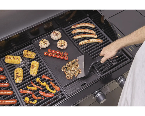 Gril s klobásami, zeleninou a grilovací deskou