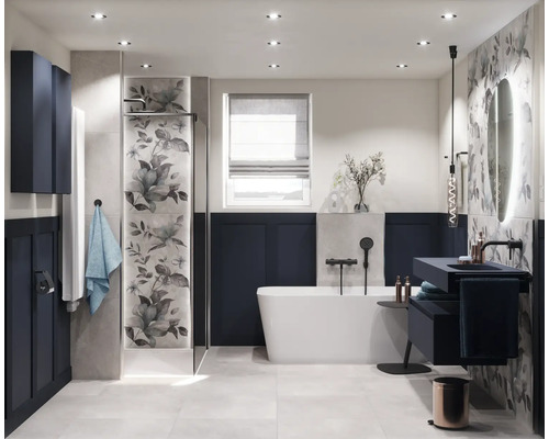 Světlá koupelna s vanou, umyvadlem, zrcadlem, sprchovým koutem a květinovými prvky