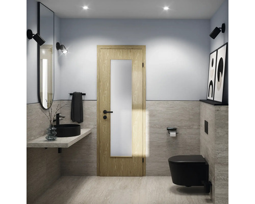 Moderní koupelna s umyvadlem, zrcadlem, toaletou a dřevěnými dveřmi