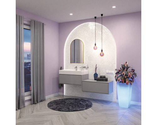 Moderní koupelna s umyvadlovou skříňkou, zrcadlem, osvětlením a dekorativními prvky pro stylovou atmosféru