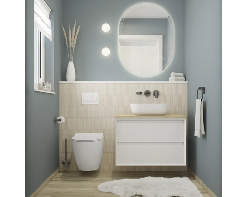 Moderní koupelna s toaletou, umyvadlem, zrcadlem a ručníky