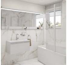 Světlá koupelna s umyvadlem, zrcadlem, vanou a mramorovými obklady