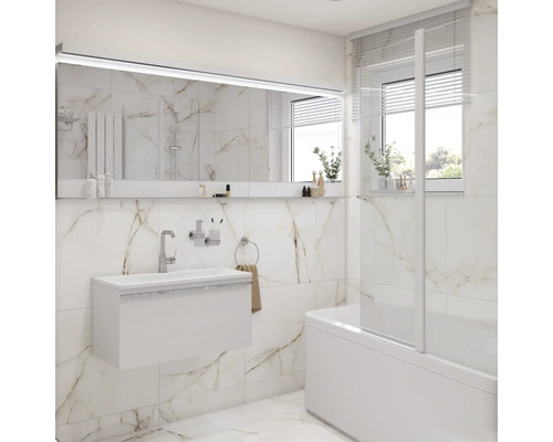 Světlá koupelna s umyvadlem, zrcadlem, vanou a mramorovými obklady