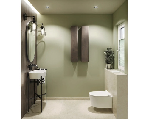 Koupelna s umyvadlem, zrcadlem, toaletou a nástěnnými svítidly