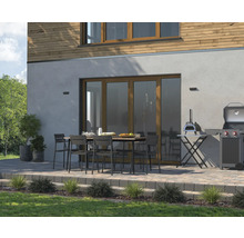 Terasa s jídelním stolem, židlemi, grilem a pecí na pizzu před domem