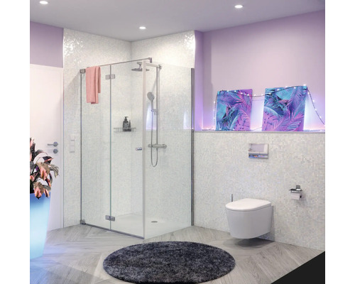 Koupelna s bezbariérovým sprchovým koutem, toaletou a umyvadlem