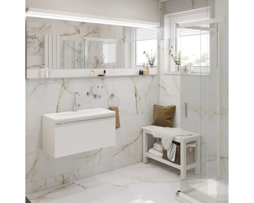 Světlá koupelna s umyvadlem, zrcadlem a lavicí