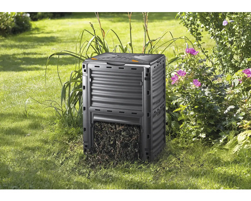 Plastový kompostér v zahradě se zelenou plochou