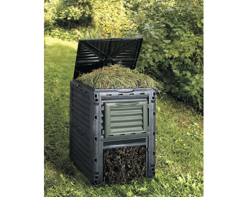 Kompostér s otevřeným víkem na zahradě