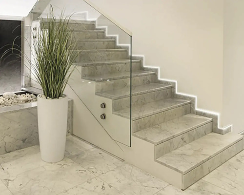 Schodiště se skleněným zábradlím a LED osvětlením v moderním designu