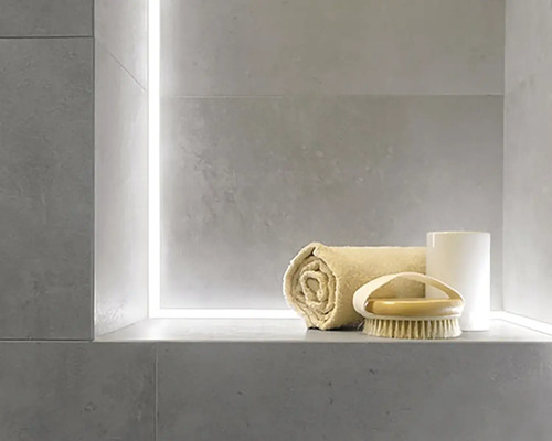 Police v koupelně s ručníkem, kartáčem a šálkem