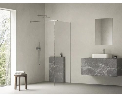 Světlá koupelna se sprchou, umyvadlem, zrcadlem a stoličkou