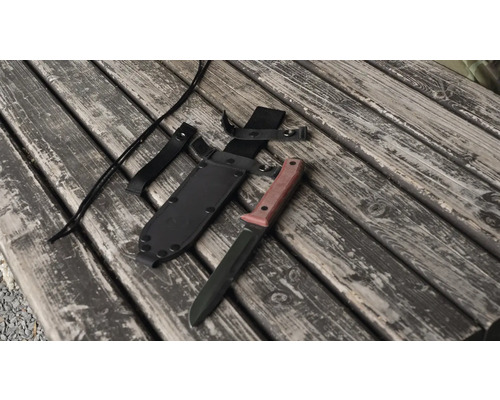 Nůž s pouzdrem na dřevěném stole