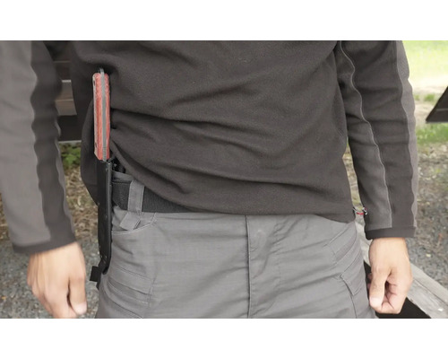 Osoba s nožem v pouzdře na opasku