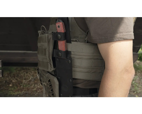 Osoba s taktickou vestou a nožem