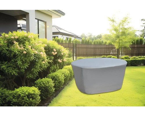 Kryt na zahradní nábytek na trávníku před domem