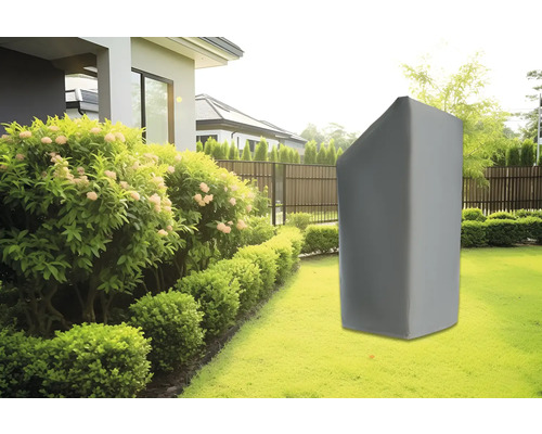 Ochranný kryt na zahradní nářadí na trávníku před domem