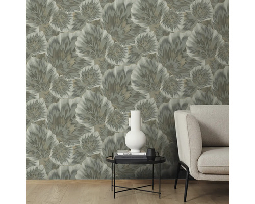 Scéna s květinovou tapetou, stolem a křeslem