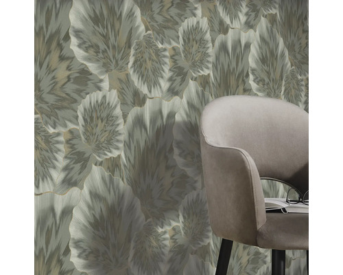 Detailní záběr židle před tapetou s motivem listů