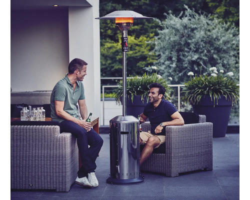 Terasa se dvěma muži a venkovním topidlem