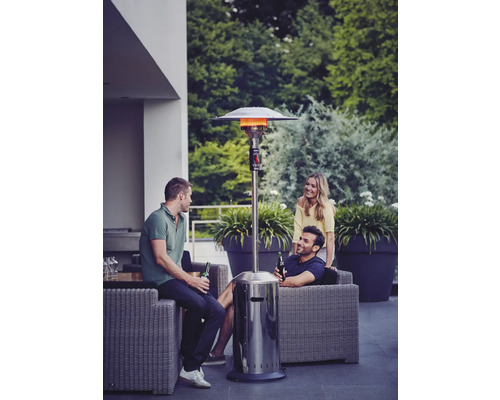 Nerezový terasový ohřívač se třemi lidmi venku, kteří se baví