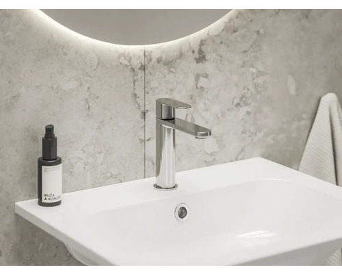 Moderní koupelnové umyvadlo s baterií a kosmetickým produktem