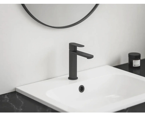 Umyvadlo s černou baterií v moderní koupelně