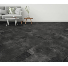 Obývací pokoj s pohovkou a tmavou dlažbou.