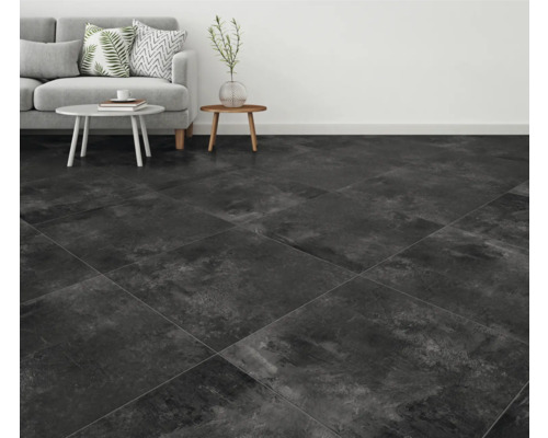 Obývací pokoj s pohovkou a tmavou dlažbou.