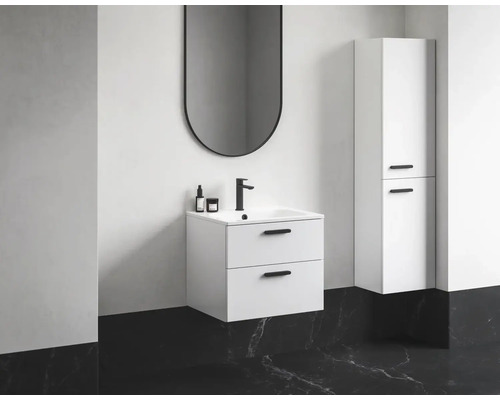 Moderní koupelna s umyvadlovou skříňkou, zrcadlem a vysokou skříní